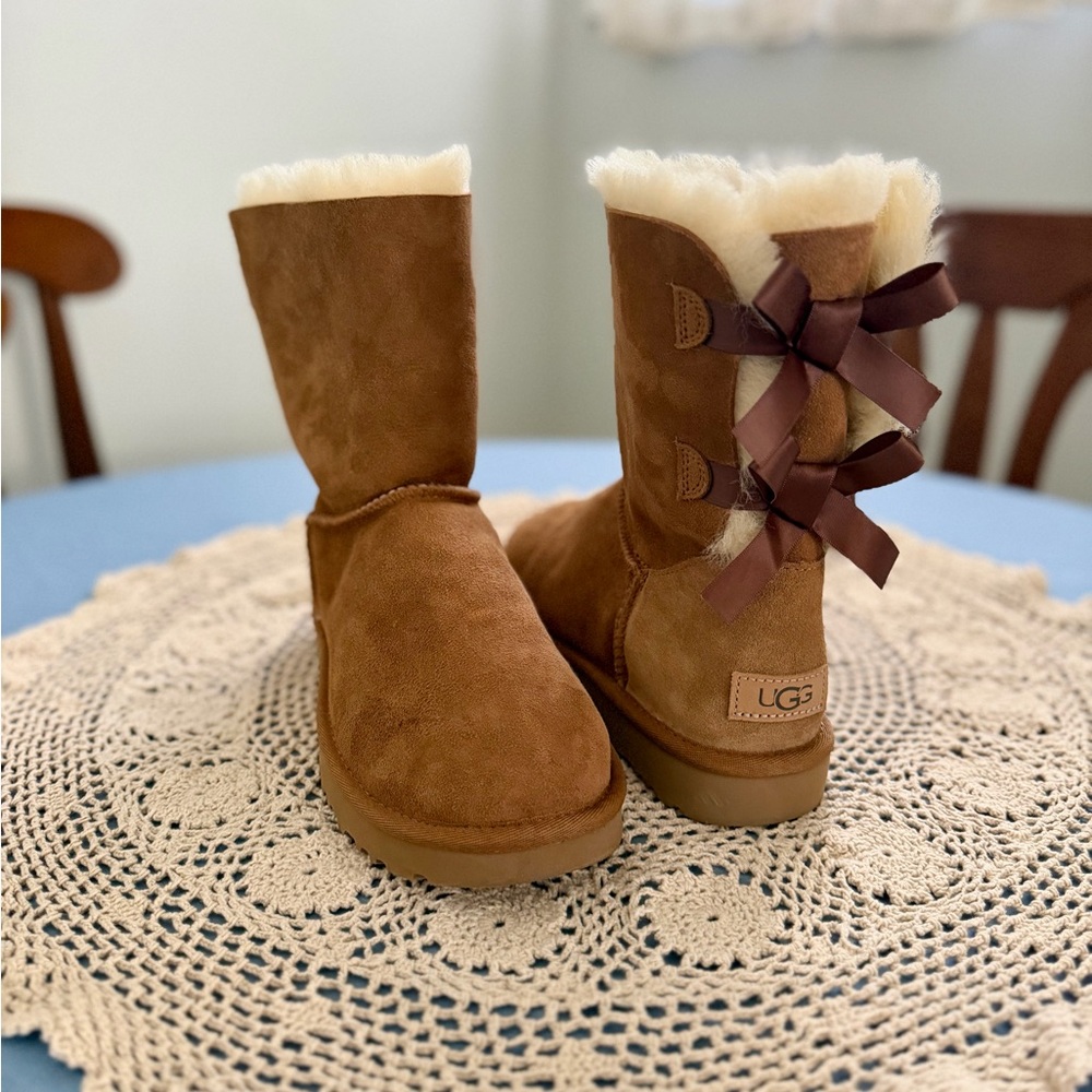 UGG Bailey Bow 2 size 8